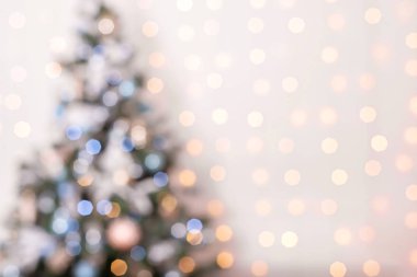 Bulanık altın ve mavi şenlikli ışıkları Noel ağacı. Noel zaman kavramı. Soyut yeni yıl zemin.