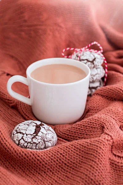 Tasse Kaffee Mit Milch Und Schokoladenkeksen Auf Einer Warmen Gestrickten — Stockfoto