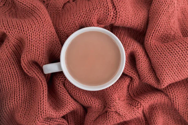 Tasse Kaffee Mit Milch Auf Einer Warmen Strickdecke Aus Korallen — Stockfoto