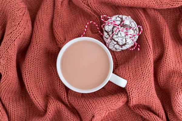 Tasse Kaffee Mit Milch Und Schokoladenkeksen Auf Einer Warmen Gestrickten — Stockfoto