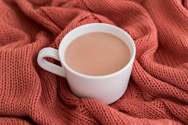 Tasse Kaffee Mit Milch Und Schokoladenkeksen Auf Einer Warmen Gestrickten — Stockfoto