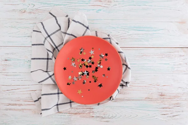 Korallenkreisteller Mit Sternkonfetti Auf Holztisch Mit Leinenserviette Blick Aus Der — Stockfoto