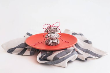 Boş mercan daire plaka üzerinde beyaz izole keten peçete ile. Havai görünümü. -Görüntü