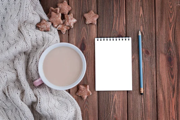 Sternförmige Ingwerkekse Und Eine Tasse Kaffee Mit Leerem Notizbuch Ansicht — Stockfoto