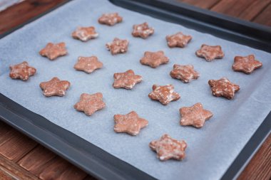 Yıldız zencefil kurabiye pişirme tepsisi üzerinde şeklinde. Üstten Görünüm.