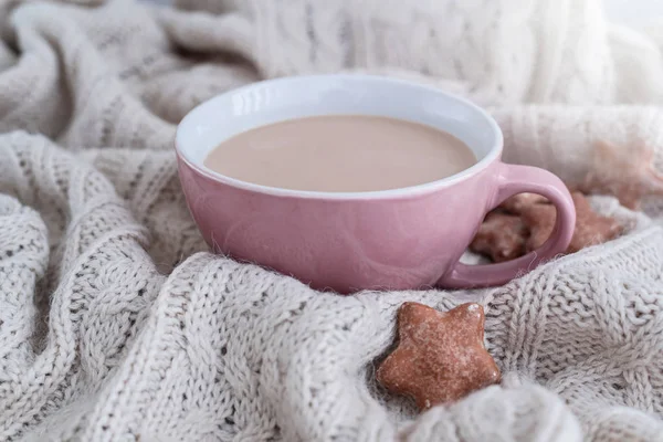 Tasse Kaffee Mit Milch Und Sternförmigen Ingwerkeksen Auf Warmer Gestrickter — Stockfoto