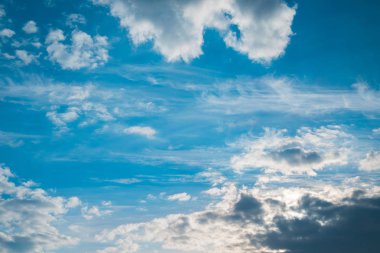 Çarpıcı gökyüzü ve farklı ışık bulutlar arka plan.