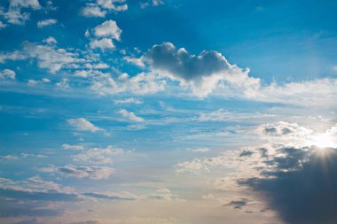 Çarpıcı gökyüzü ve bulutlar arka plan arkasında güneş.