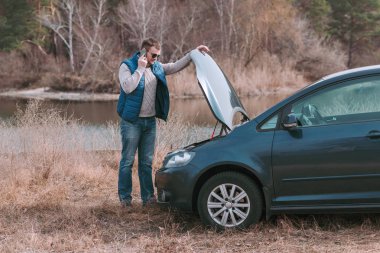 Arabayla sorunu olan yakışıklı bir genç adam yardım istiyor..