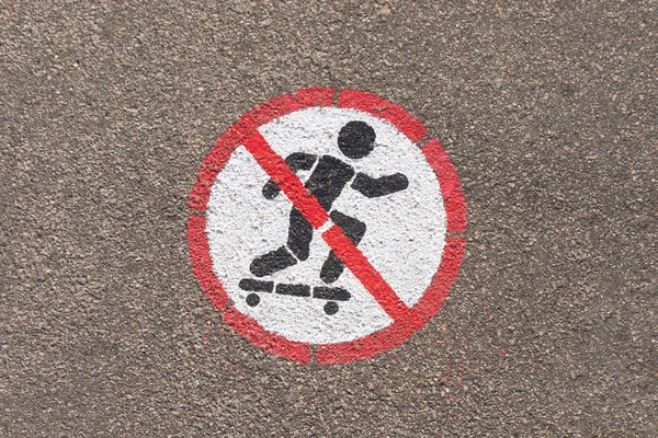 Schild, das Skateboarden verbietet, auf den Asphalt gemalt. — Stockfoto