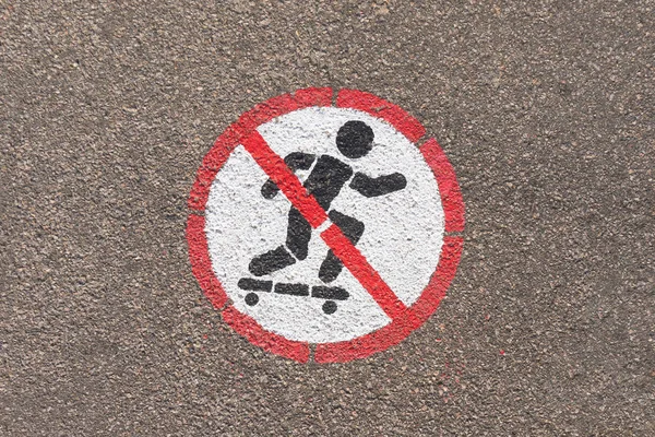 Schild, das Skateboarden verbietet, auf den Asphalt gemalt. Stockfoto