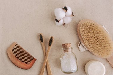 Sabun, bambu diş fırçaları, doğal fırça, kozmetik ürünleri ve araçları. Sıfır atık ve plastiksiz konsept.