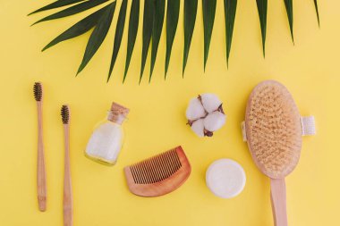 Sabun, bambu diş fırçaları, doğal fırça, kozmetik ürünleri ve araçları. Sıfır atık ve plastiksiz konsept.