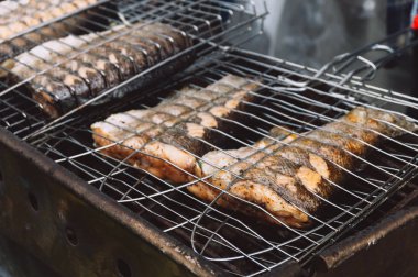 Sıcak ızgarada kırmızı balık. Yazın bahçede barbekü..