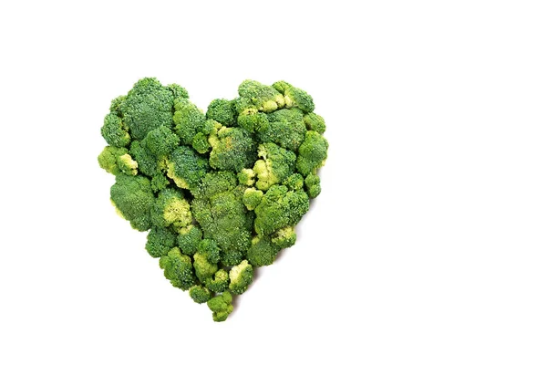 Brocoli vert frais en forme de coeur isolé sur blanc . — Photo