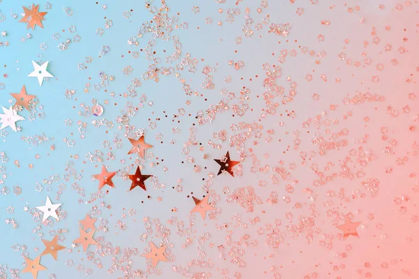 Нежные блестящие звездные конфетти на коралловом и синем фоне. Творческий и капризный цвет изображения . — стоковое фото