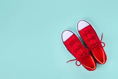 Kopyalama alanı ile yeşil arka plan üzerinde yeni kırmızı spor ayakkabıları.