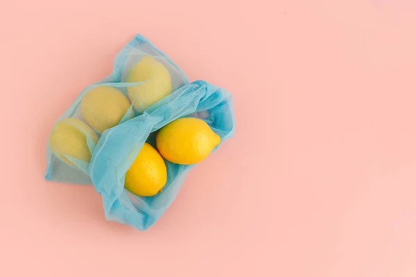 분홍색 배경에 레몬재사용 가능한 가방. 폐기물 및 플라스틱 무료 쇼핑 개념. — 스톡 사진