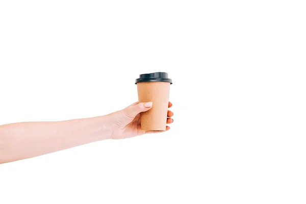 Papieren koffiekopje om in de hand van een vrouw te gaan, geïsoleerd op wit. Mockup. — Stockfoto