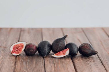 Kahverengi ahşap arka plan üzerinde taze olgun incir.