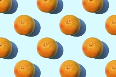 Mavi arka planda olgun greyfurt deseni. Minimal düz döşeme konsepti.