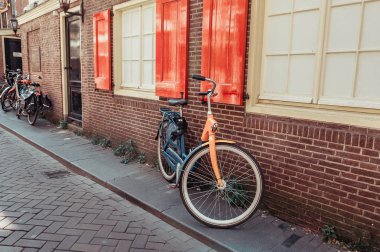 Bisiklet Avrupa 'nın caddesine park edildi. Çevresel taşıma biçimi kavramı.