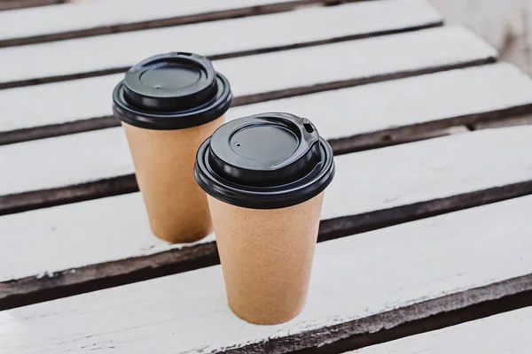 Две бумажные чашки кофе идти на белом деревянном фоне доски с копировальным местом . — стоковое фото