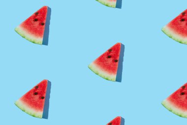 Mavi arka planda dilimlenmiş karpuz deseni.