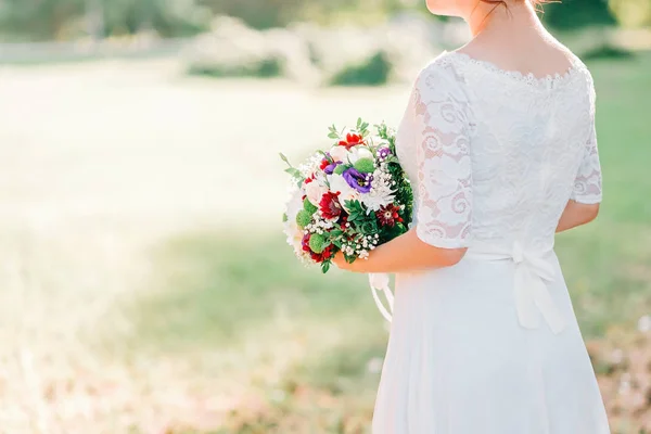 Hände der Braut mit Hochzeit schöner Strauß weißer, lila und rosa Blumen. — Stockfoto