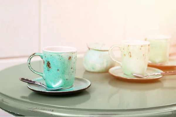 Чашки чая из зеленой мяты на столе в кафе с копировальным местом . — стоковое фото