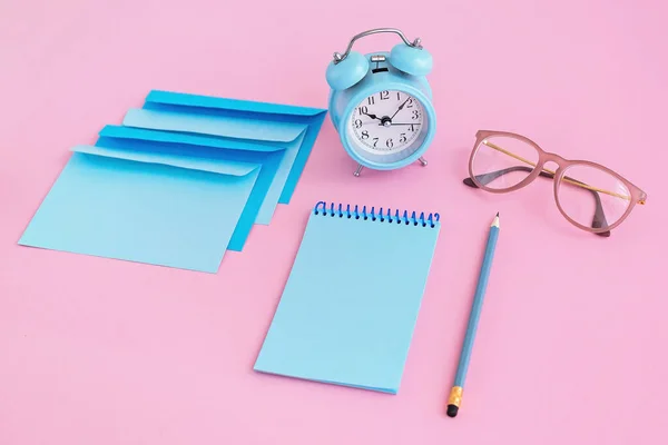 Sobres Correspondencia Azul Reloj Cuaderno Sobre Fondo Rosa Con Espacio — Foto de Stock