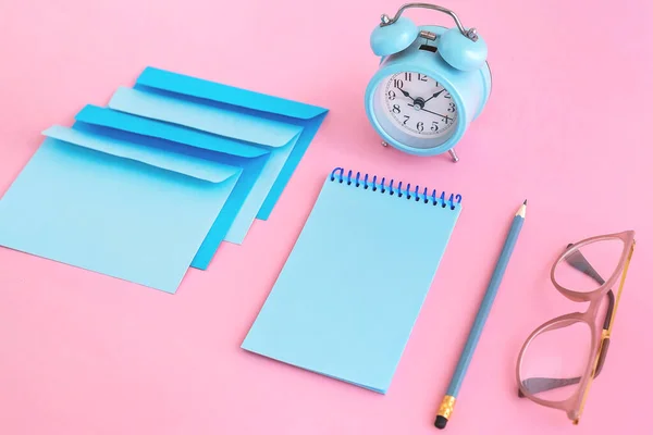 Sobres Correspondencia Azul Reloj Cuaderno Sobre Fondo Rosa Con Espacio — Foto de Stock
