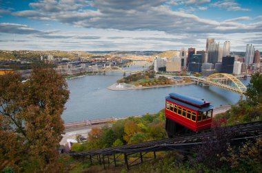 Pittsburgh şehri, Washington Dağı 'ndan babam, ön planda ikonik Duquesne Incline ile...