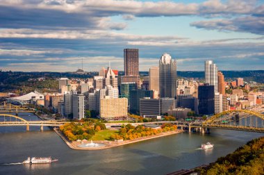 Ülkedeki en iyi şehir manzarası olarak kabul edilir. Pittsburgh şehri, Washington Dağı 'ndan babam.
