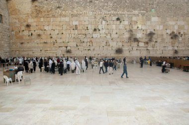İsrail 'in Kudüs şehrinde, Batı Duvarı olarak da bilinen Ağlama Duvarı' nda dua eden İbrani Adamların geniş bir görüntüsü.