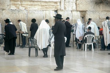 İsrail 'in Kudüs şehrinde, Batı Duvarı olarak da bilinen Ağlama Duvarı' nda, İbrani Adamlar ayin namazı kılmaya başladılar.