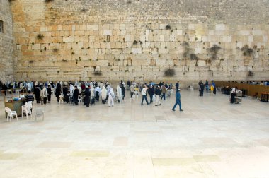 Geniş açılı çekim Ağlama Duvarı, Batı Duvarı olarak da bilinir, Kudüs, İsrail 'de, ön planda Dış Plaza ile