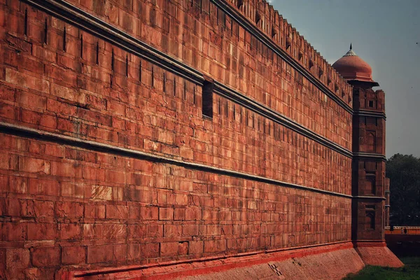 Um muro de forte vermelho ou Lal Qila em Delhi, Índia — Fotografia de Stock