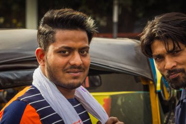 Delhi, Hindistan-19 Mart 2019: Indian Auto çekçek üç tekerlekli tempo, taksi şoförü adam