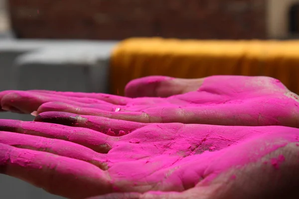 Una señora mostrando la palma de color durante el festival holi en la India — Foto de Stock