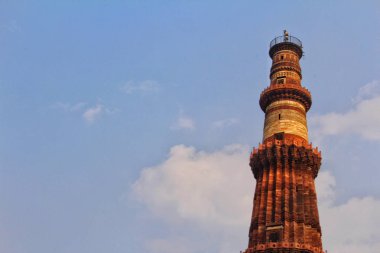Delhi, Hindistan-7 Mart 2019, Qutub Minar, Delhi 'nin Mehrauli bölgesinde UNESCO Dünya Mirası alanı olan Qutab kompleksinin bir parçasını oluşturan minare