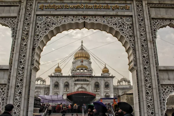 Delhi, Hindistan-7-Mar-19-Gurudwara Bangla Sahib giriş kapısı