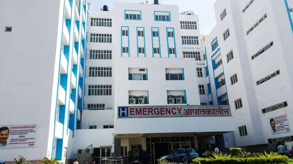 Nova Deli, Índia - Janeiro 2019, Deep Chand Bandhu Government Hospital vista frontal do hospital — Fotografia de Stock