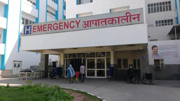 Nova Deli, Índia - março 2019, Deep Chand Bandhu Government Hospital vista frontal do hospital — Fotografia de Stock