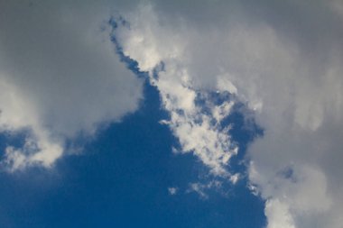 Bulutlu mavi gökyüzü