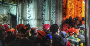 Yeni Delhi, Hindistan-21 Mart 2019: Gurudwara Bangla Sahib, şehirdeki en büyük Sih Tapınağı dua Insanlar