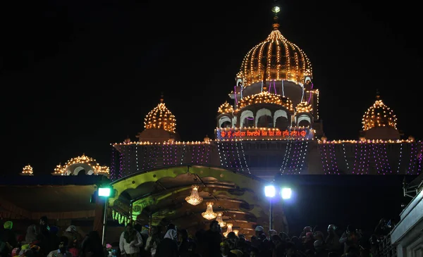 NEW DELHI, INDE - 21 mars 2019 : Sri Bangla Sahib Gurudwara vue de nuit pendant gurunanak dev ji jayenti — Photo