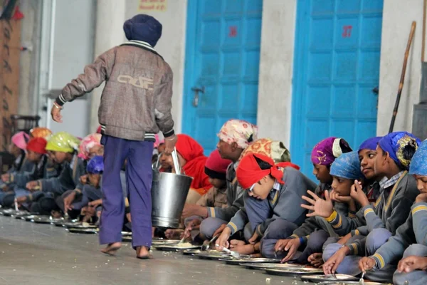 NOVA DELHI, ÍNDIA - 21 de março de 2019: peregrinos comem refeições gratuitas no templo dourado Gurudwara Bangla Sahib em Delhi — Fotografia de Stock