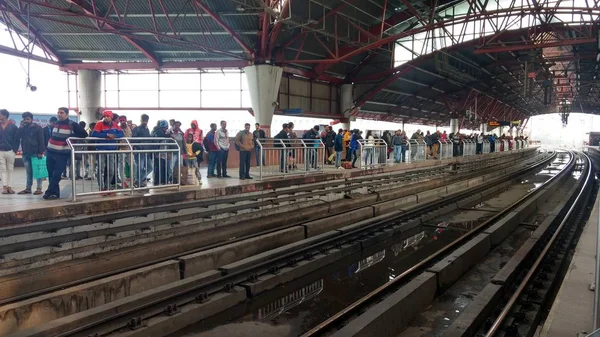 Delhi, Indie - 29 marca 2019: Ludzie czekają na pociąg metra w stacji gate Kaszmiru. Delhi — Zdjęcie stockowe