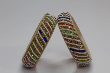 Metin için yer beyaz zemin üzerine izole bilezik çiftinin yakın çekim